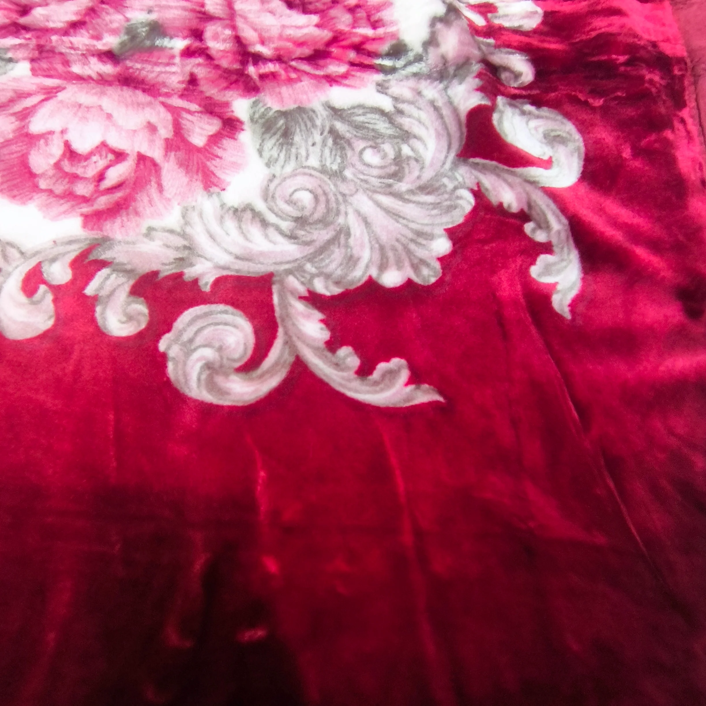 Manta de Felpa Color rojo con flores  - Extra Suave y Cálida para Invierno (200x230 cm, 4,5 kg) - Image 2