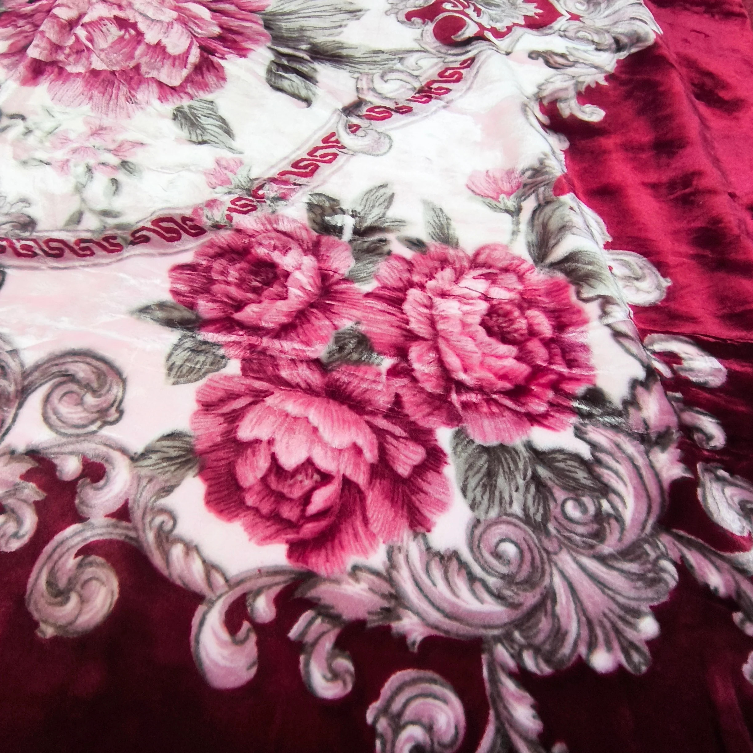 Manta de Felpa Color rojo con flores  - Extra Suave y Cálida para Invierno (200x230 cm, 4,5 kg) - Image 3