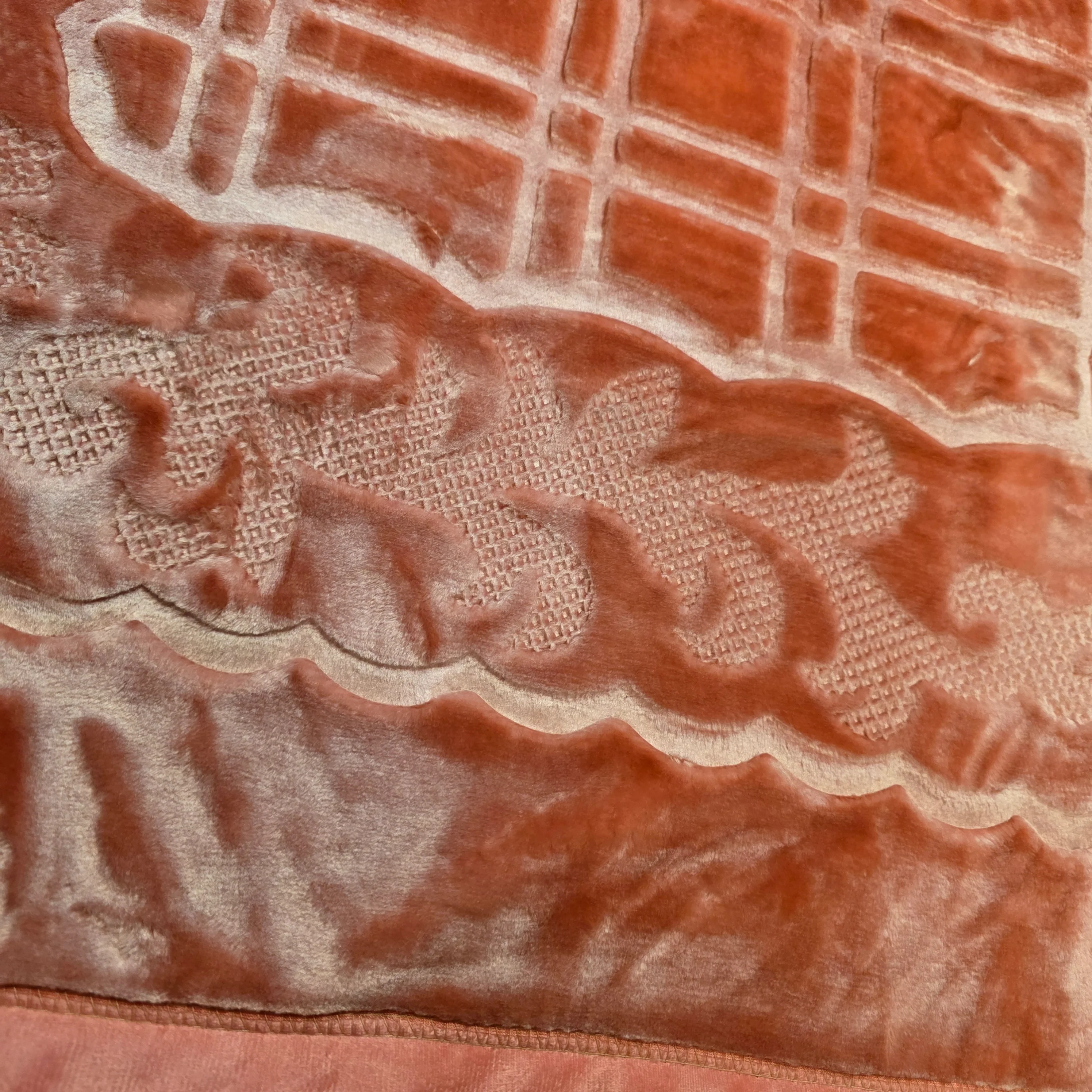 Manta de Felpa Color rosa coral oscuro  - Extra Suave y Cálida para Invierno (200x230 cm, 4,5 kg) - Image 3