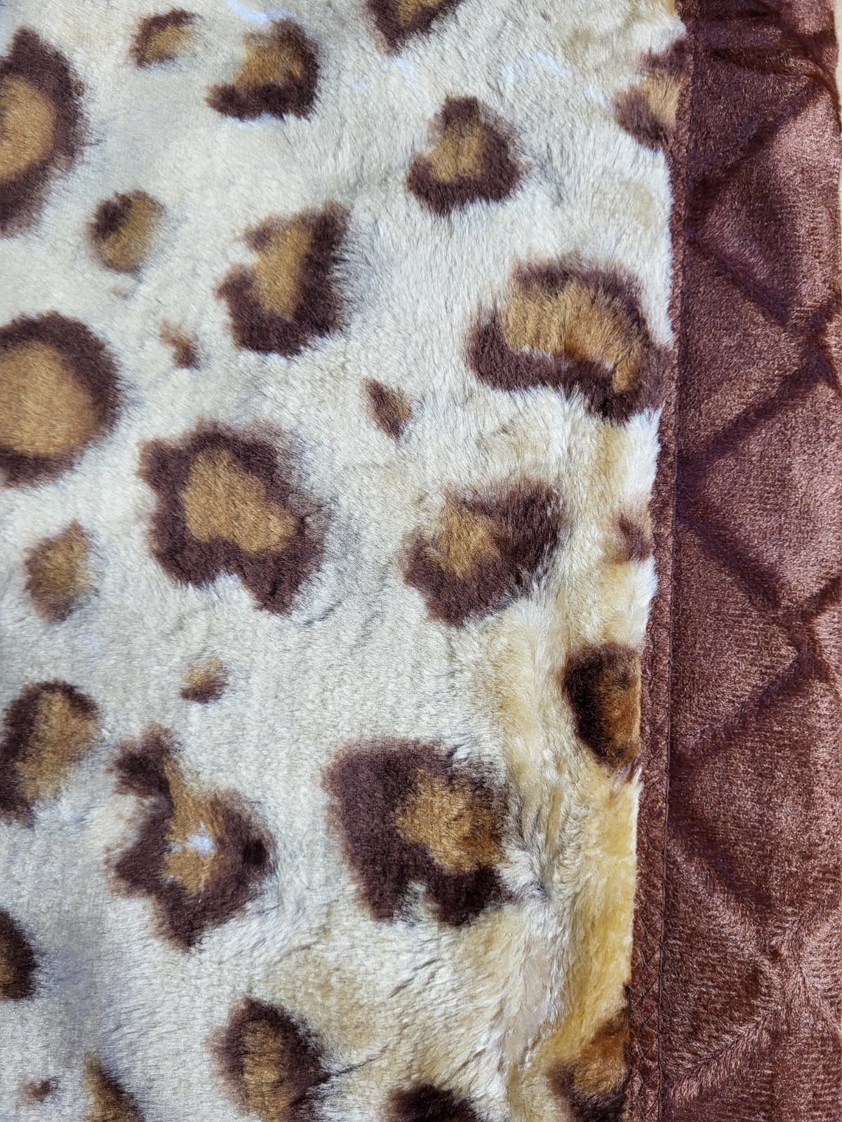 Manta Royal Eskimos 200 x 240 cm – 4 kg | Alta Calidad, Súper Suave y Cálida – 100% Poliéster - PANTERA 2 - Image 4