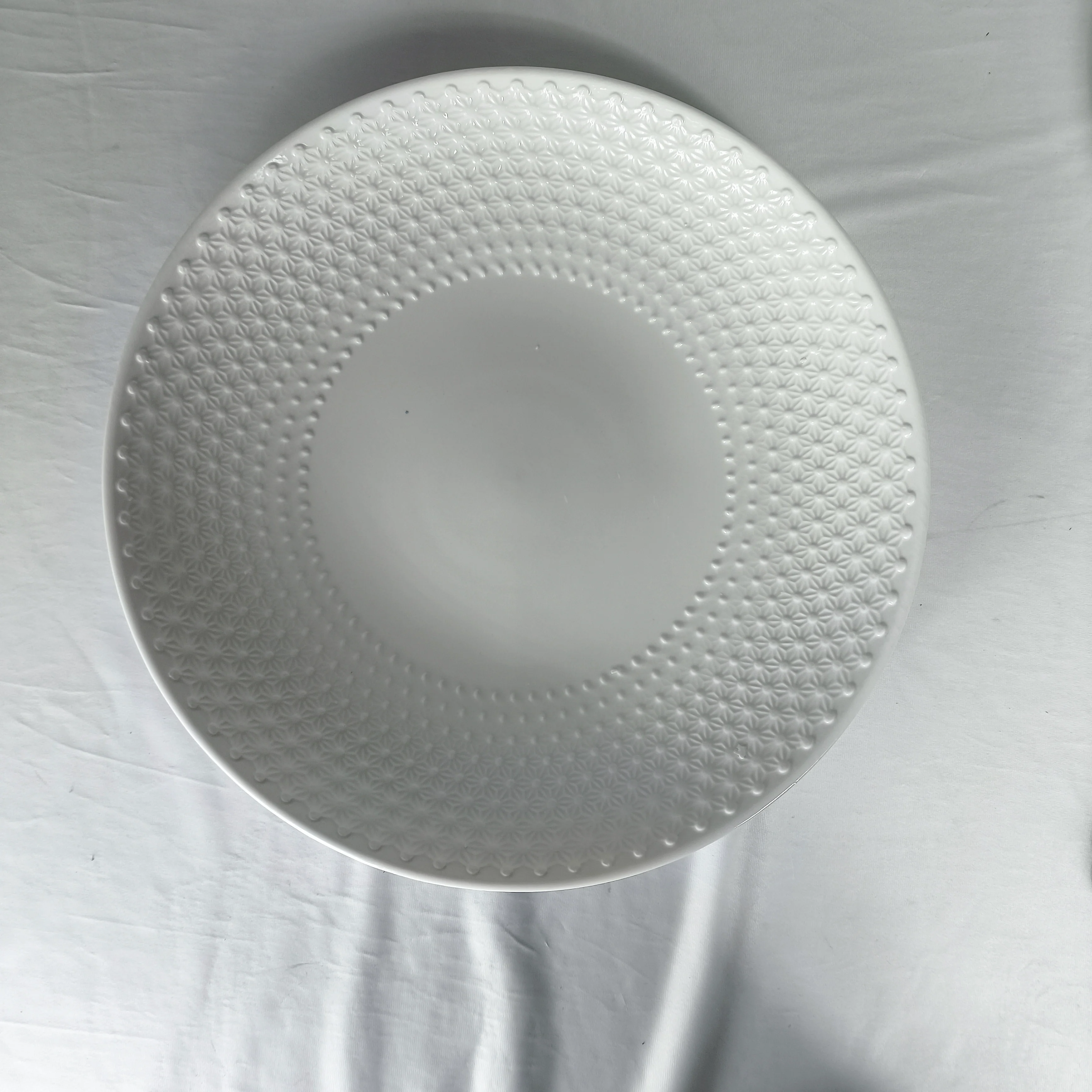 Plato Llano de Cerámica Blanca con Relieve Geométrico – Diseño Elegante y Minimalista - Image 4
