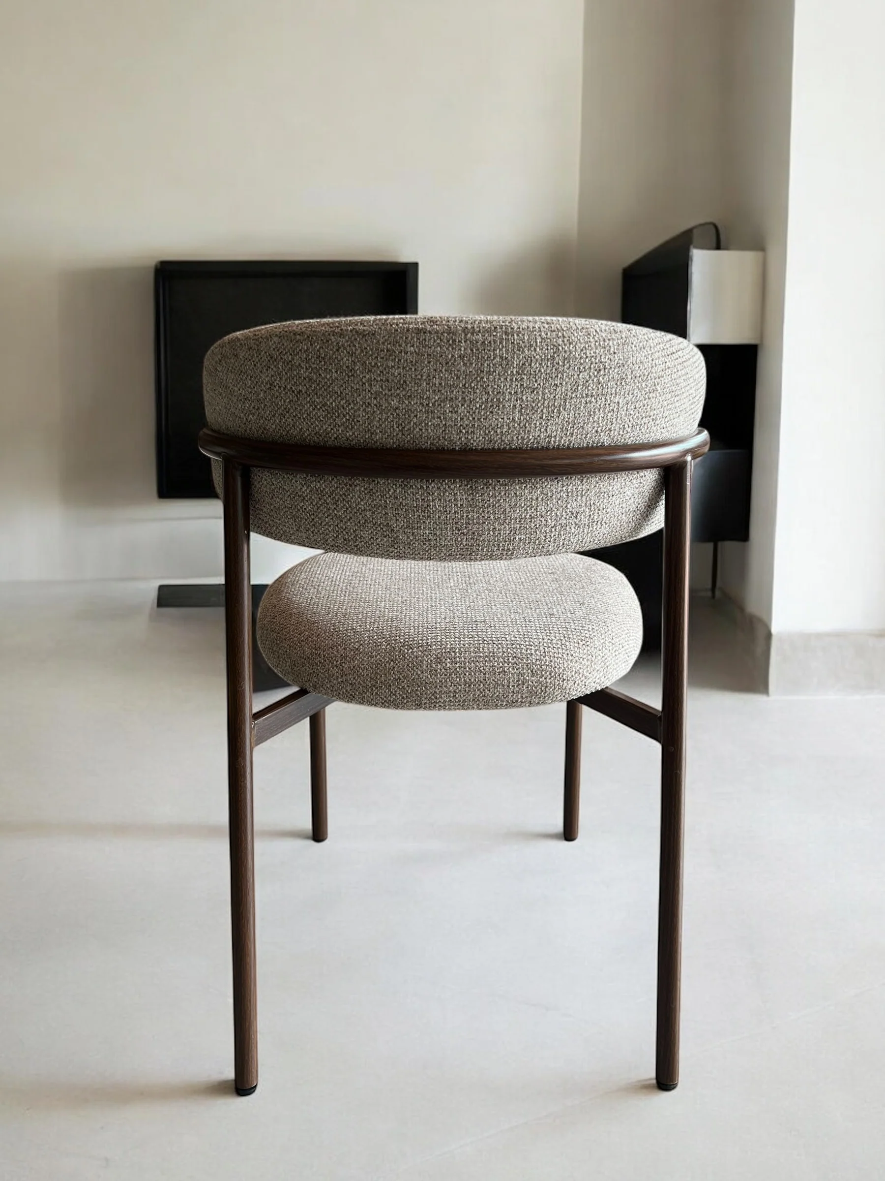 Silla madera DT-KC005 Tela Mocha Marrón Patas Madera Lapacho - Image 2