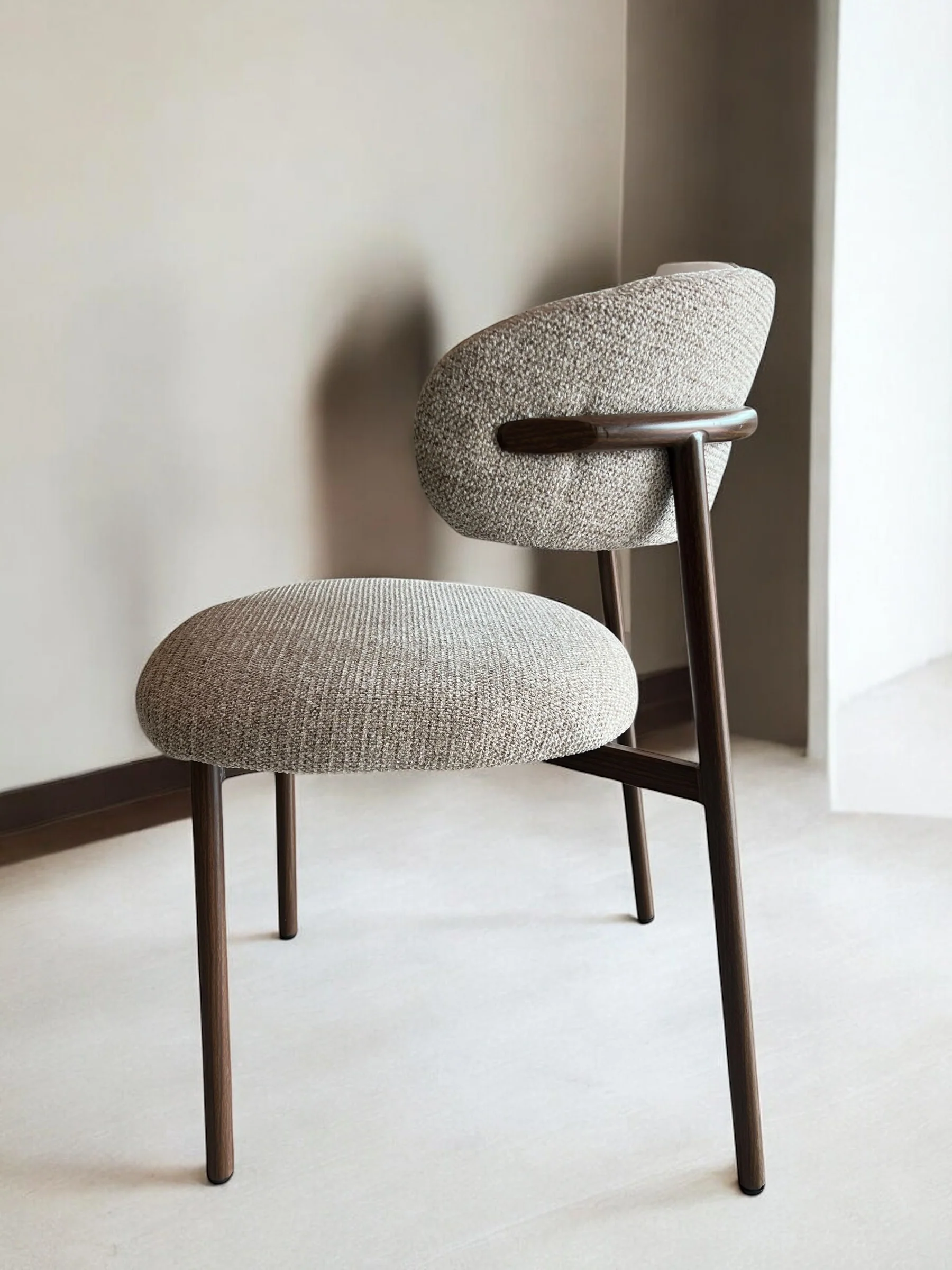 Silla madera DT-KC005 Tela Mocha Marrón Patas Madera Lapacho - Image 3