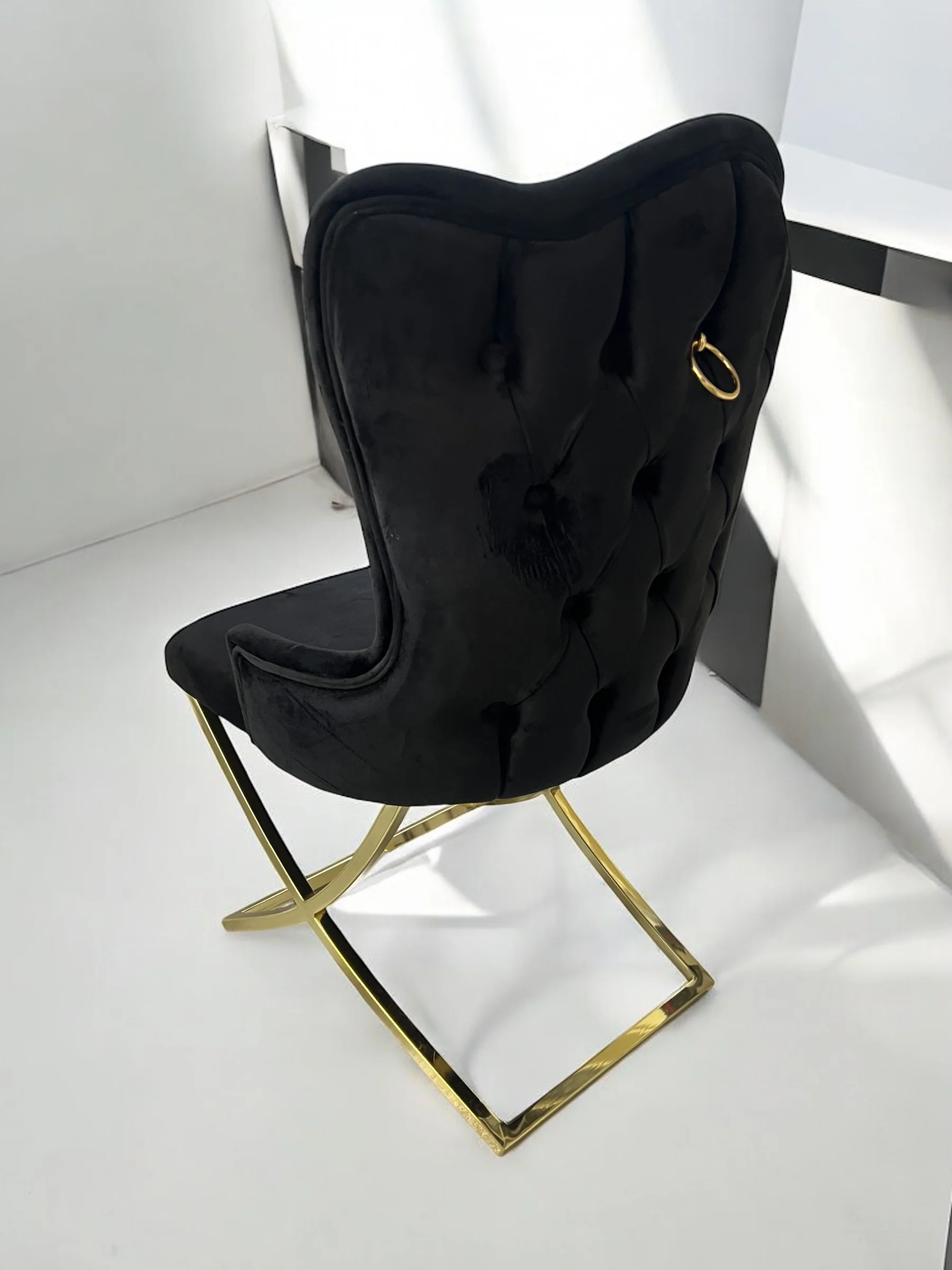 Silla terciopelo BELINDAV28 color negro, patas de metal dorado