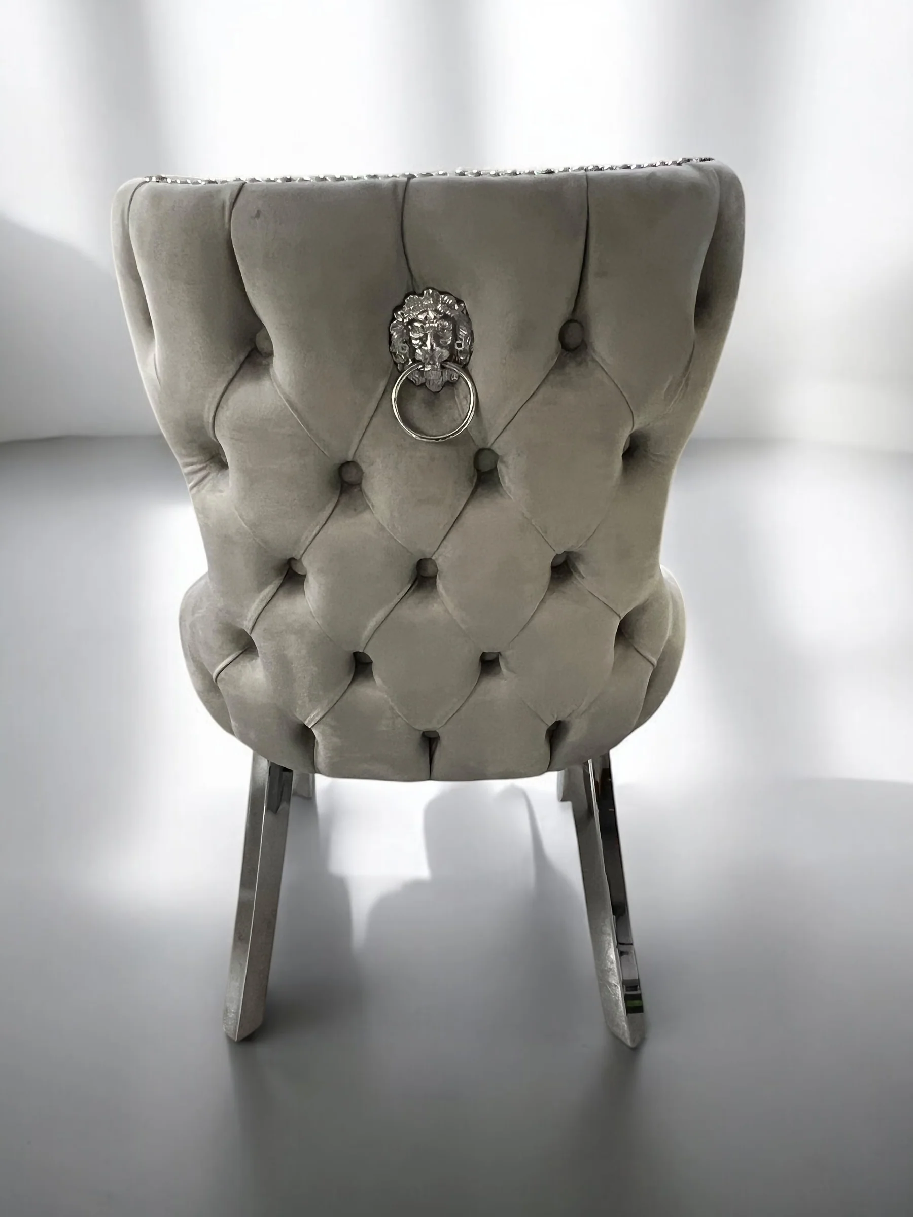 Silla terciopelo LONDRASCHAIRVV25 color gris claro, patas de metal plateado