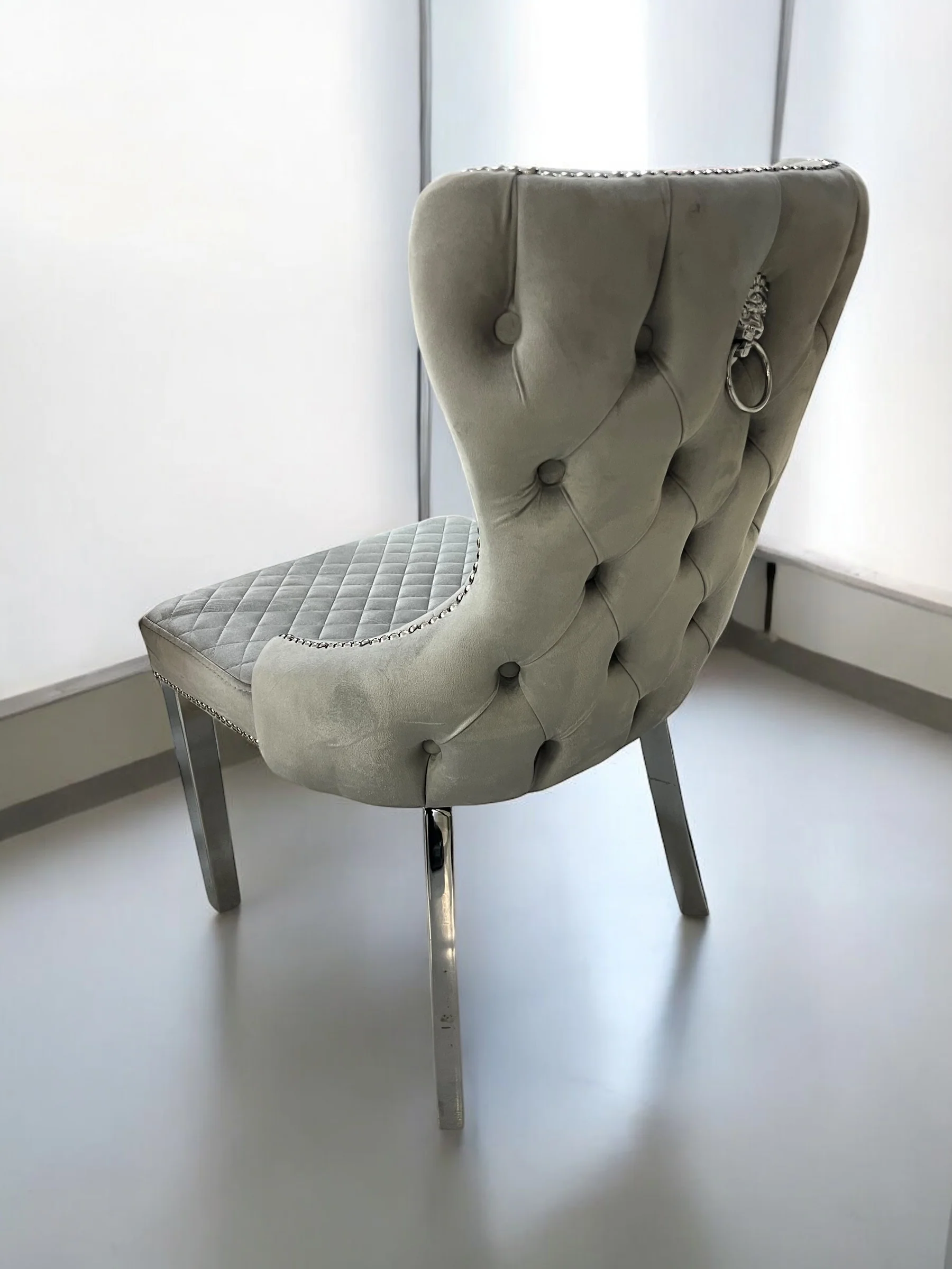 Silla terciopelo LONDRASCHAIRVV25 color gris claro, patas de metal plateado - Image 2
