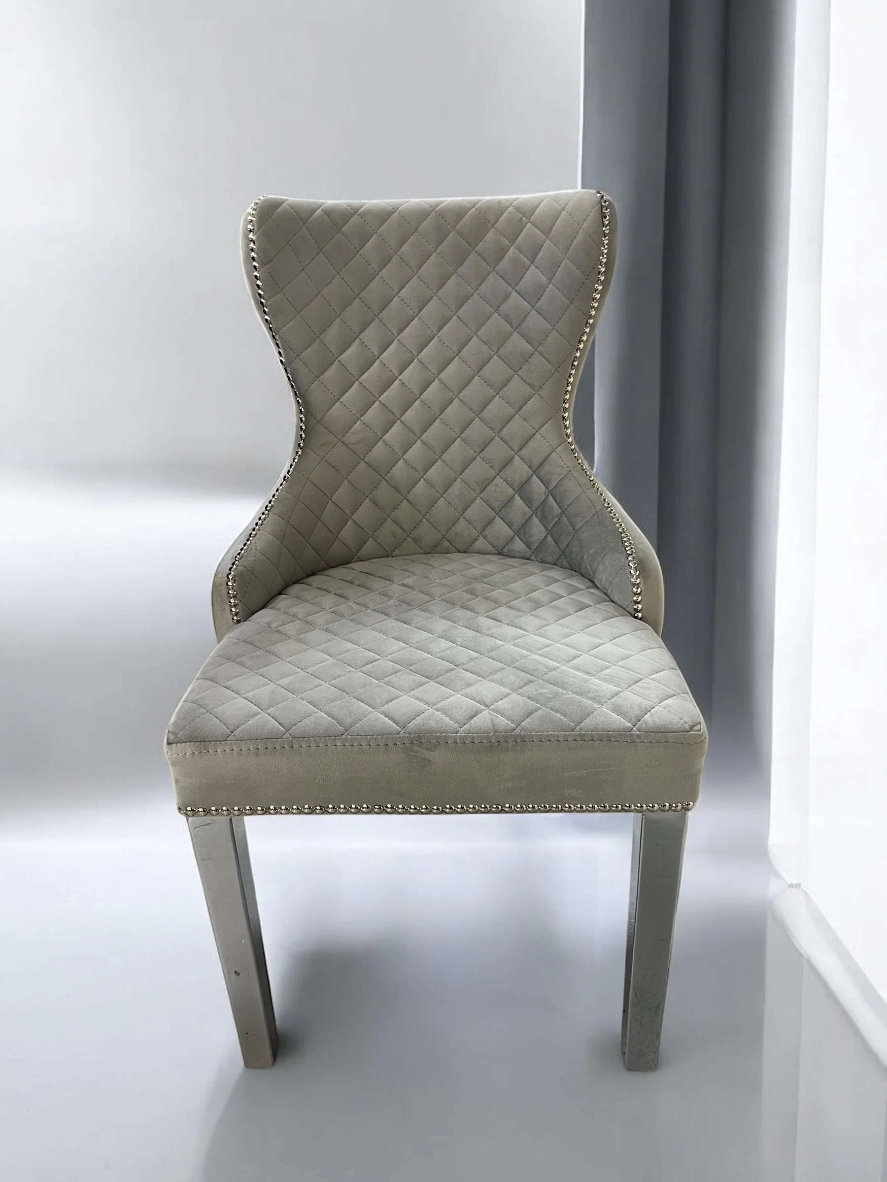 Silla terciopelo LONDRASCHAIRVV25 color gris claro, patas de metal plateado - Image 4