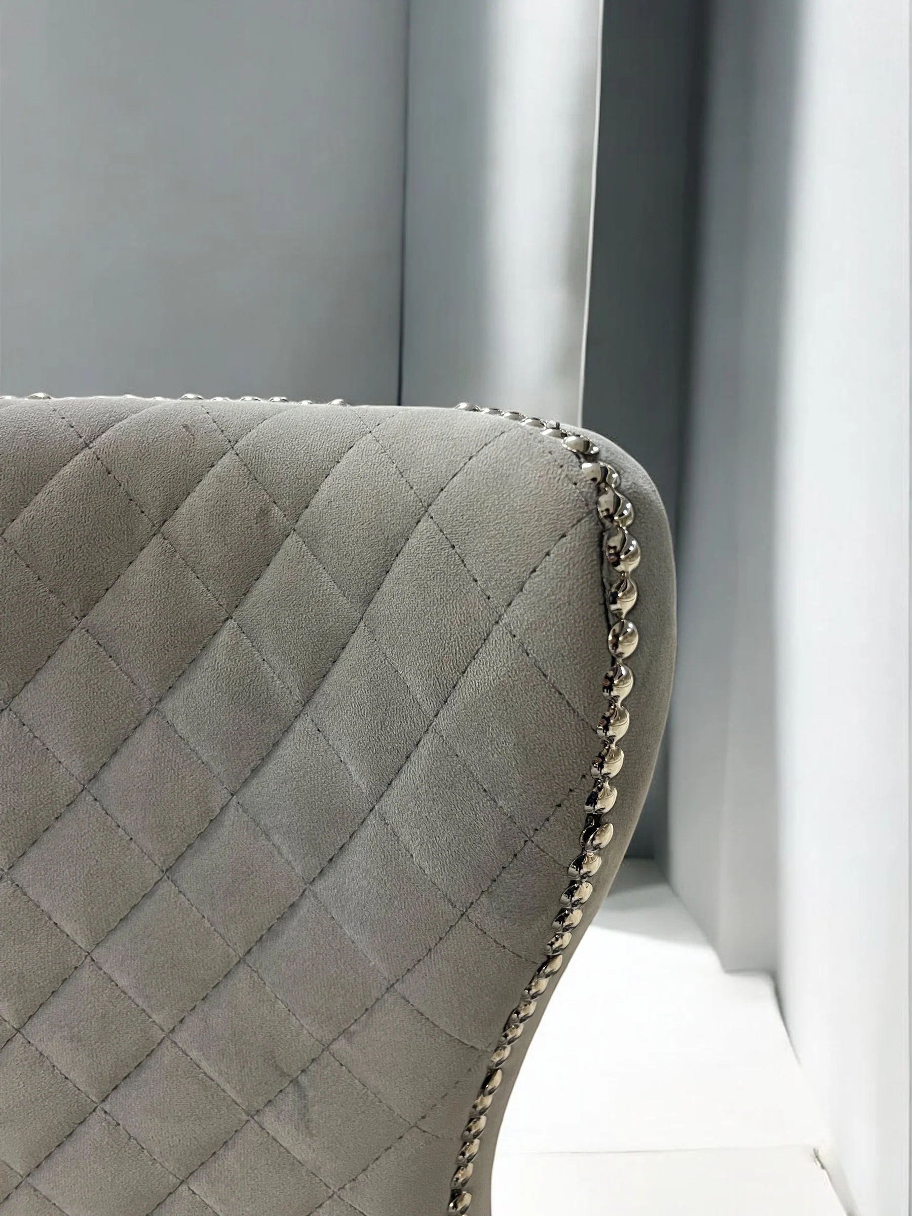 Silla terciopelo LONDRASCHAIRVV25 color gris claro, patas de metal plateado - Image 5