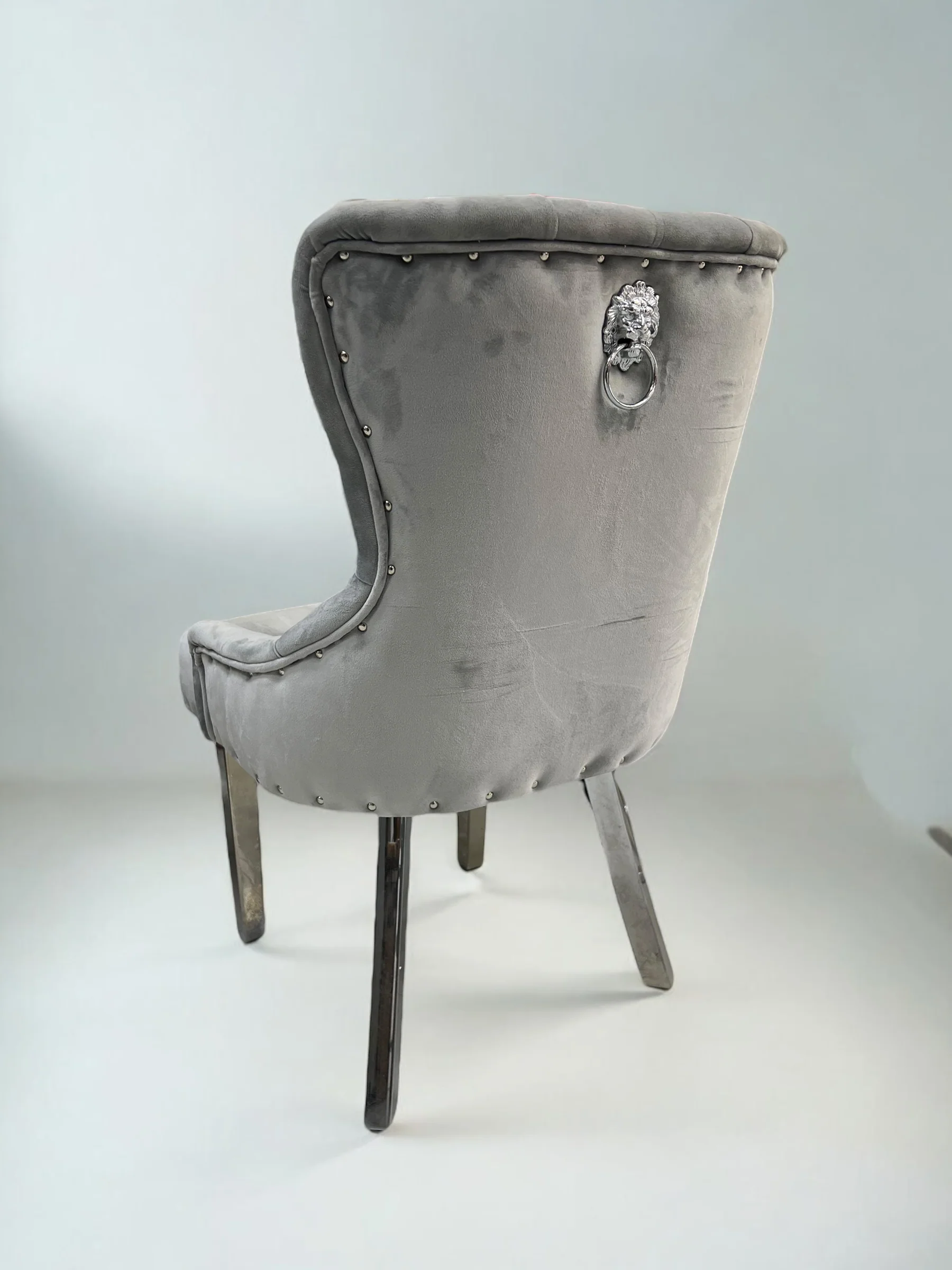 Silla terciopelo LONDRAV25  león para comedor gris, patas de metal gris