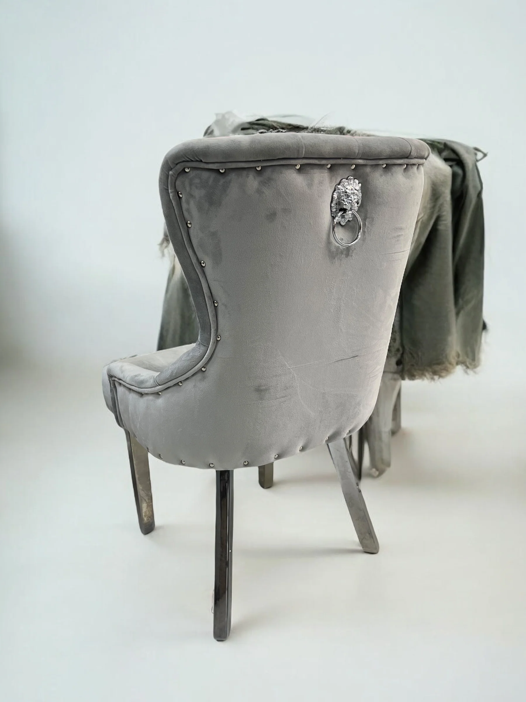 Silla terciopelo LONDRAV25  león para comedor gris, patas de metal gris - Image 5