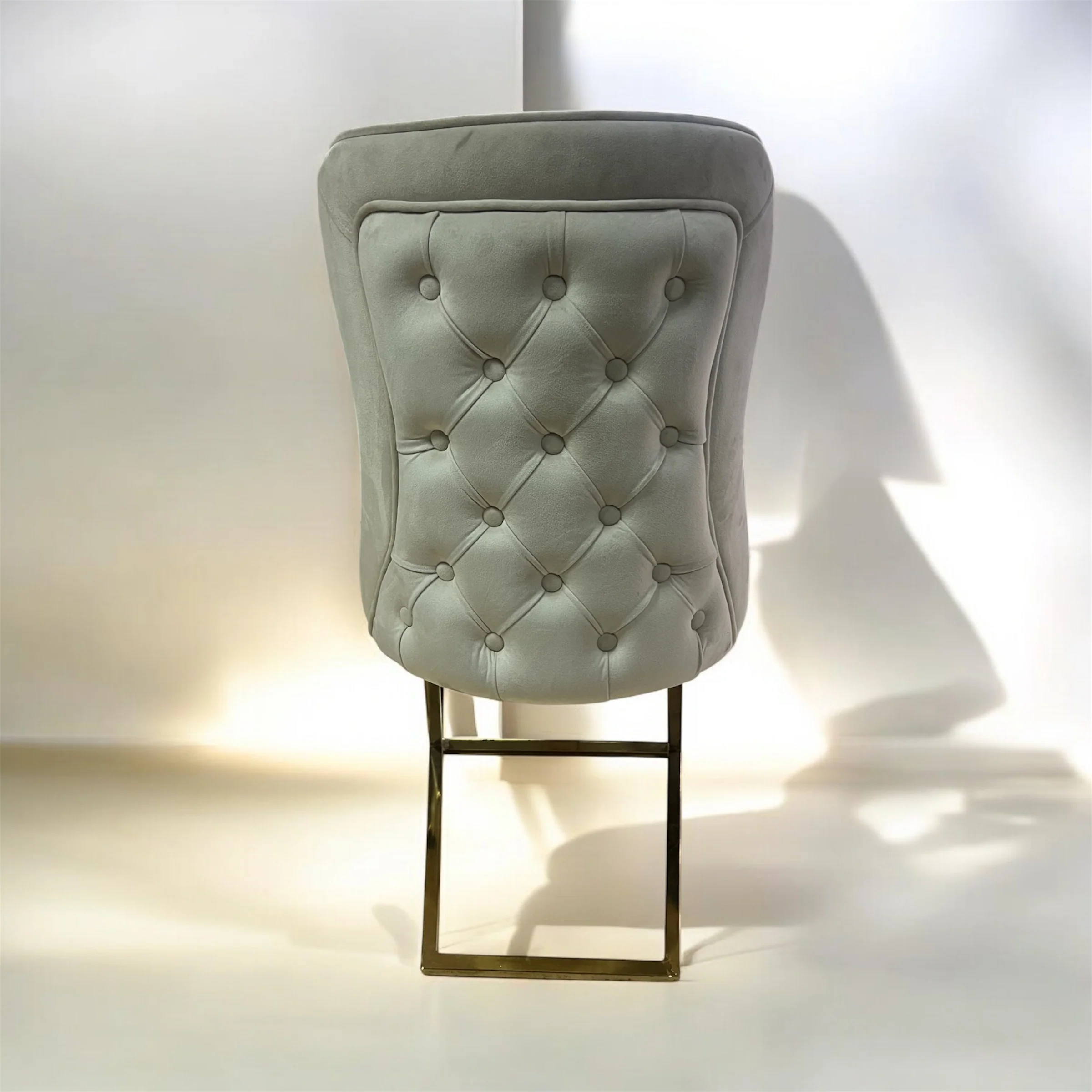 Silla terciopelo para comedor beig claro, patas metal dorado - Image 3