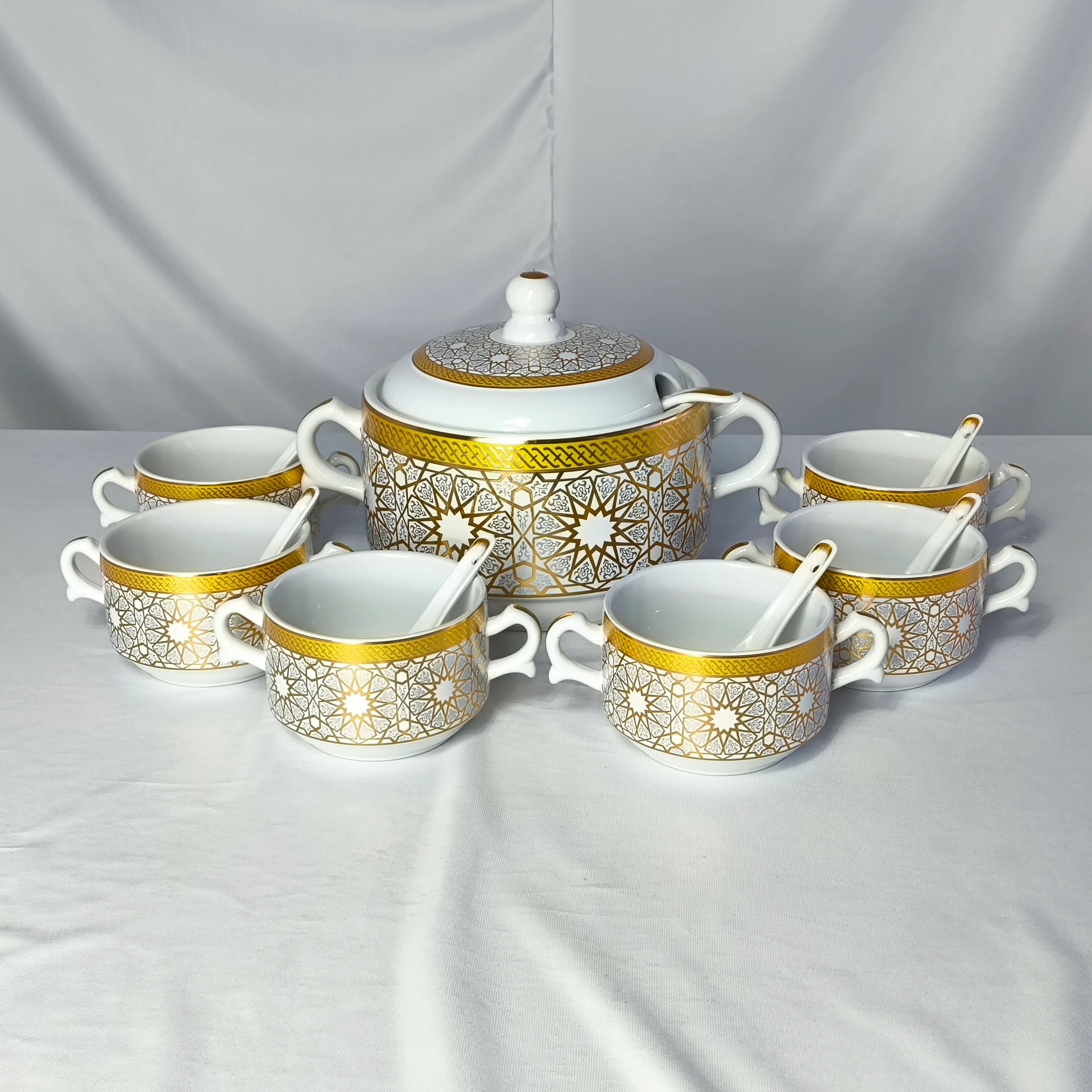 Sopera de Porcelana Blanca con Detalles Dorados y 6 Cuencos con Cucharas – 2,7L-Diseño Geométrico Árabe - Image 2