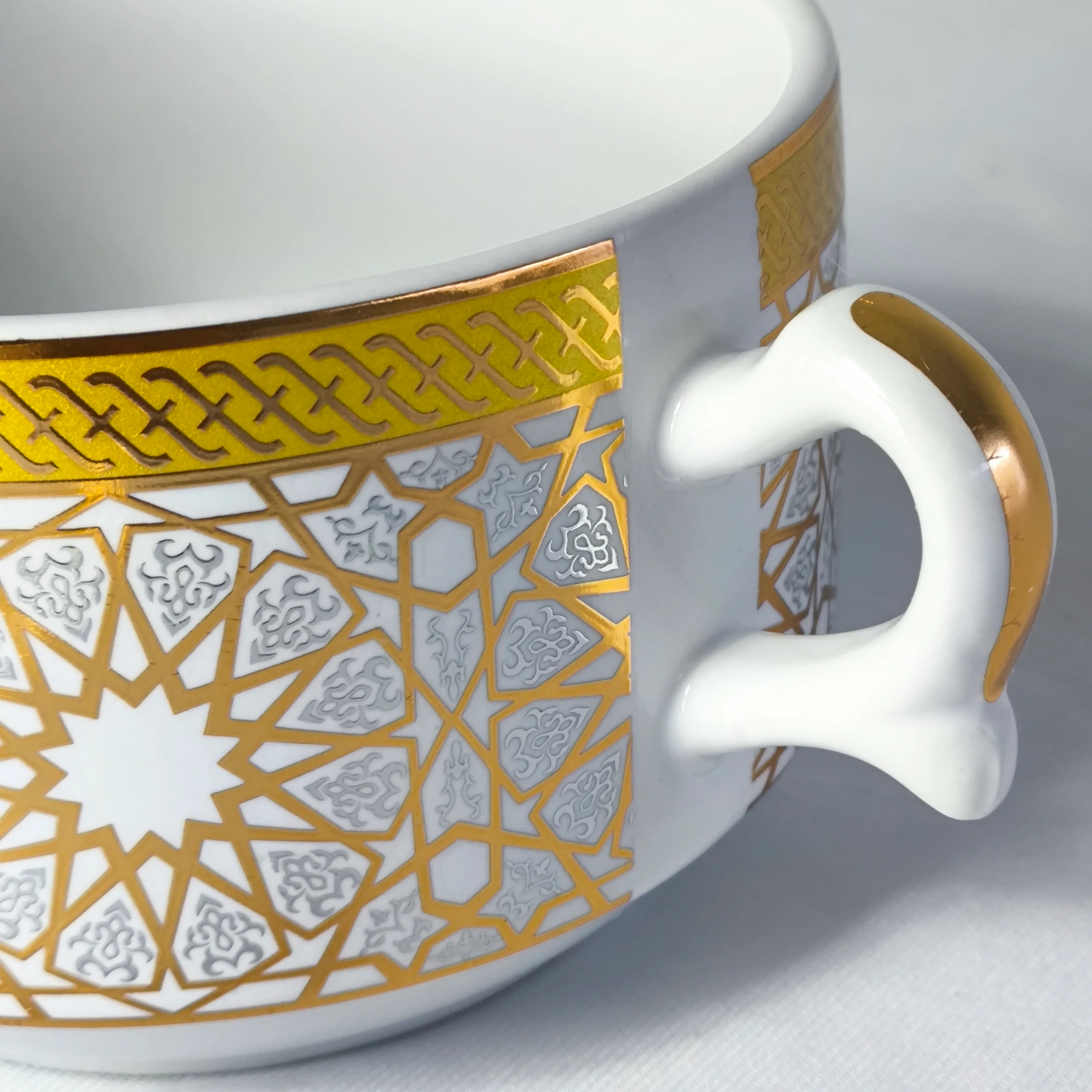 Sopera de Porcelana Blanca con Detalles Dorados y 6 Cuencos con Cucharas – 2,7L-Diseño Geométrico Árabe - Image 6