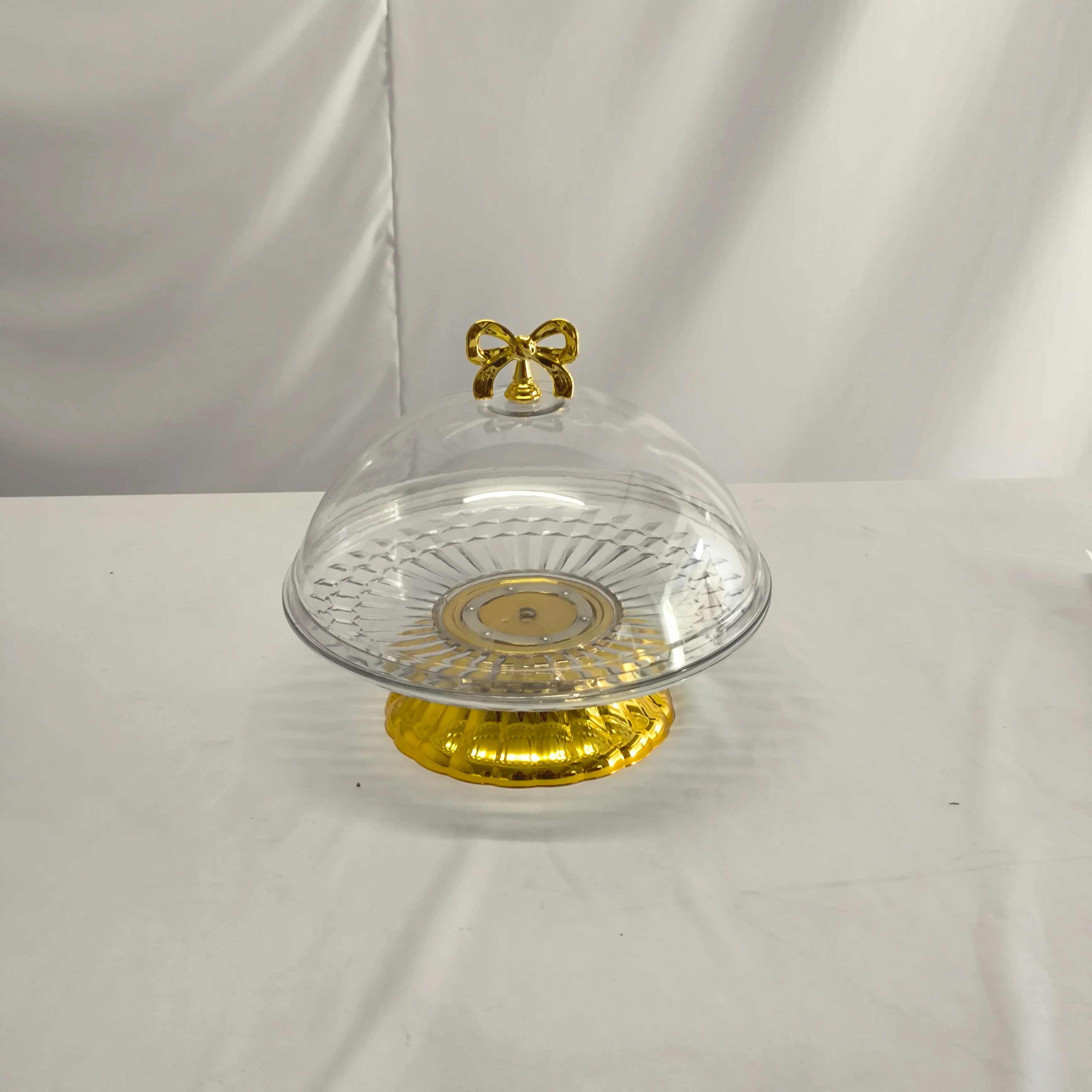 Plato con Campana de Plástico y Base Dorada con Lazo – Presentación Premium - Image 2