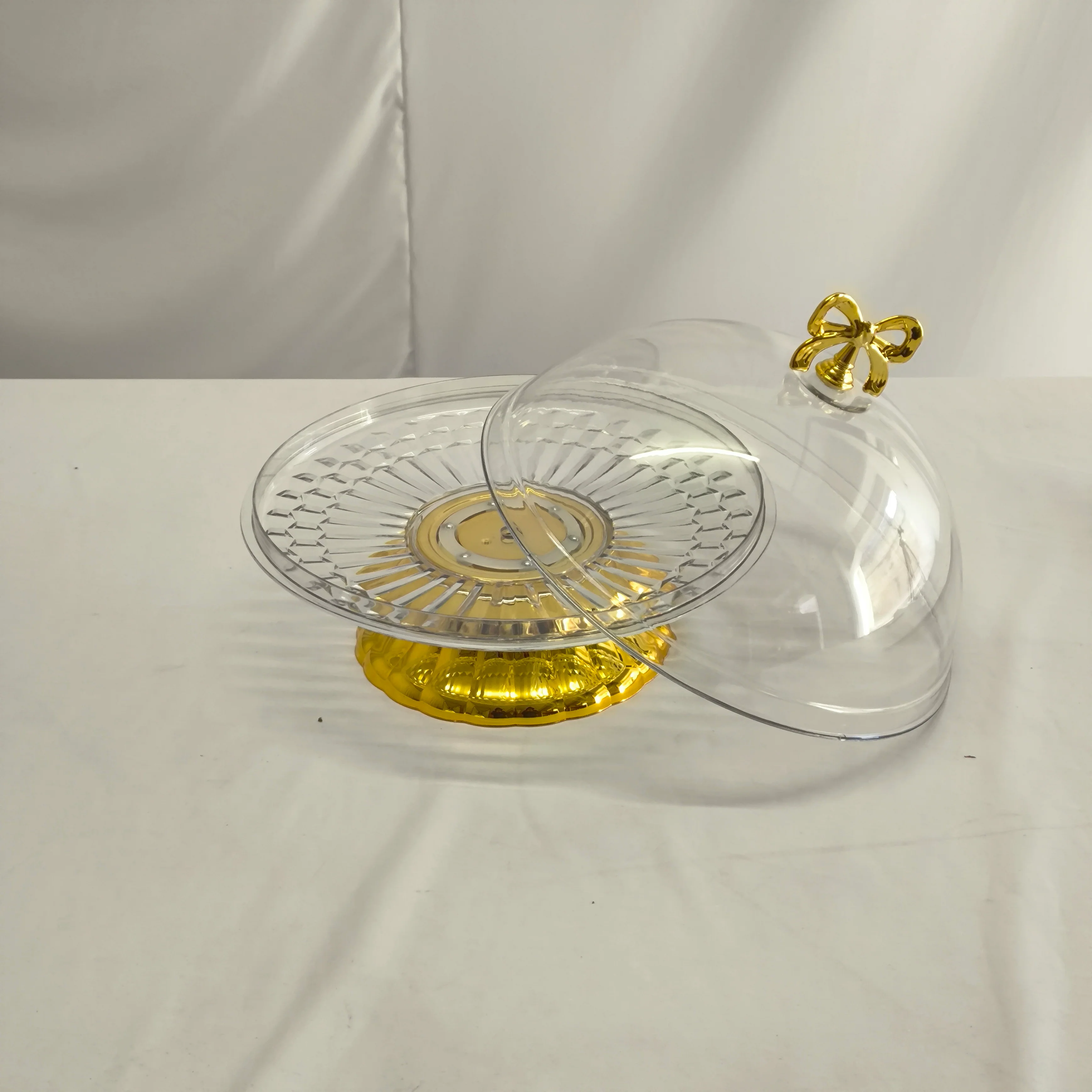 Plato con Campana de Plástico y Base Dorada con Lazo – Presentación Premium - Image 4