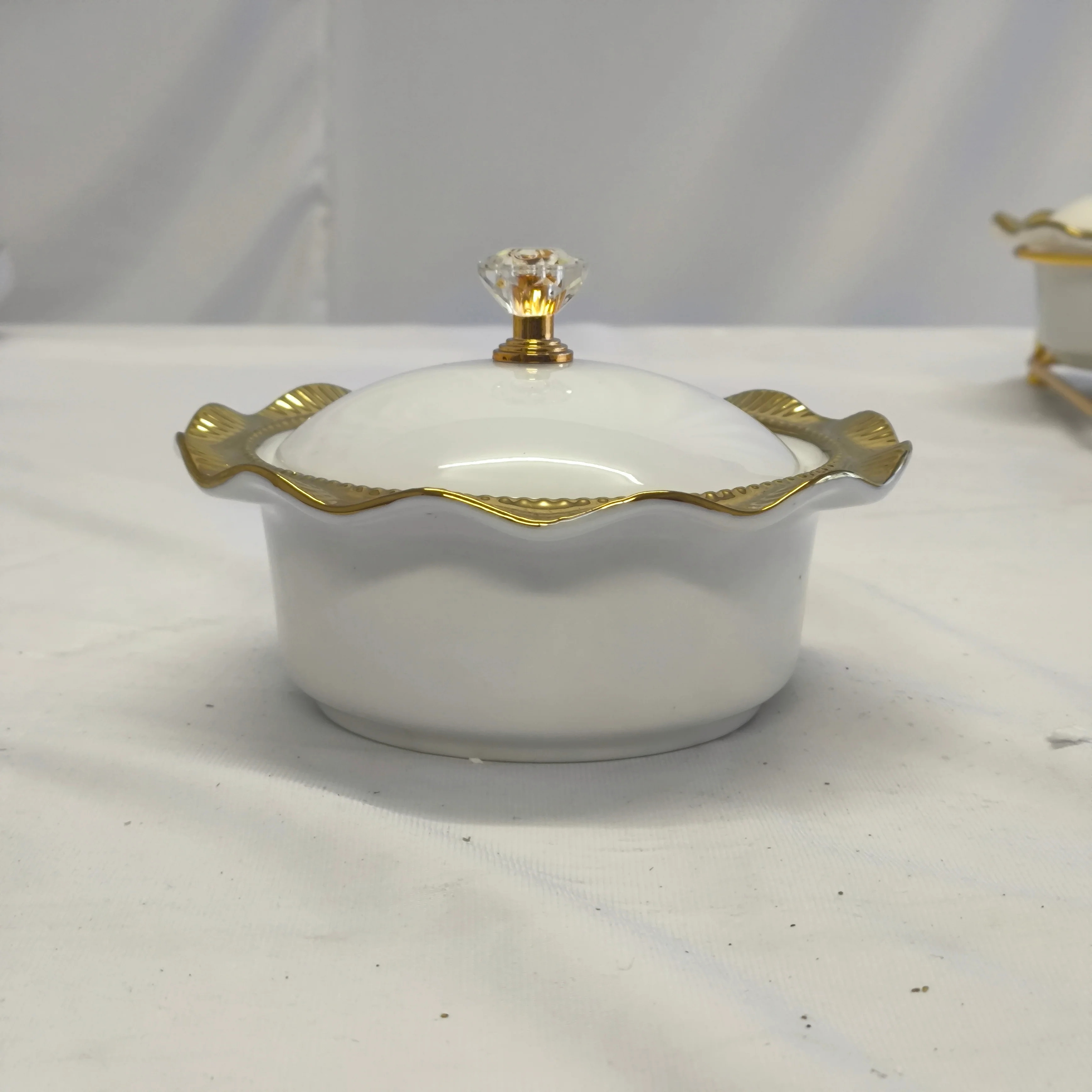 Set de 6 Contenedores de Porcelana con Tapa y Base Dorada – Condimentero Elegante para Mesa y Cocina - Image 5