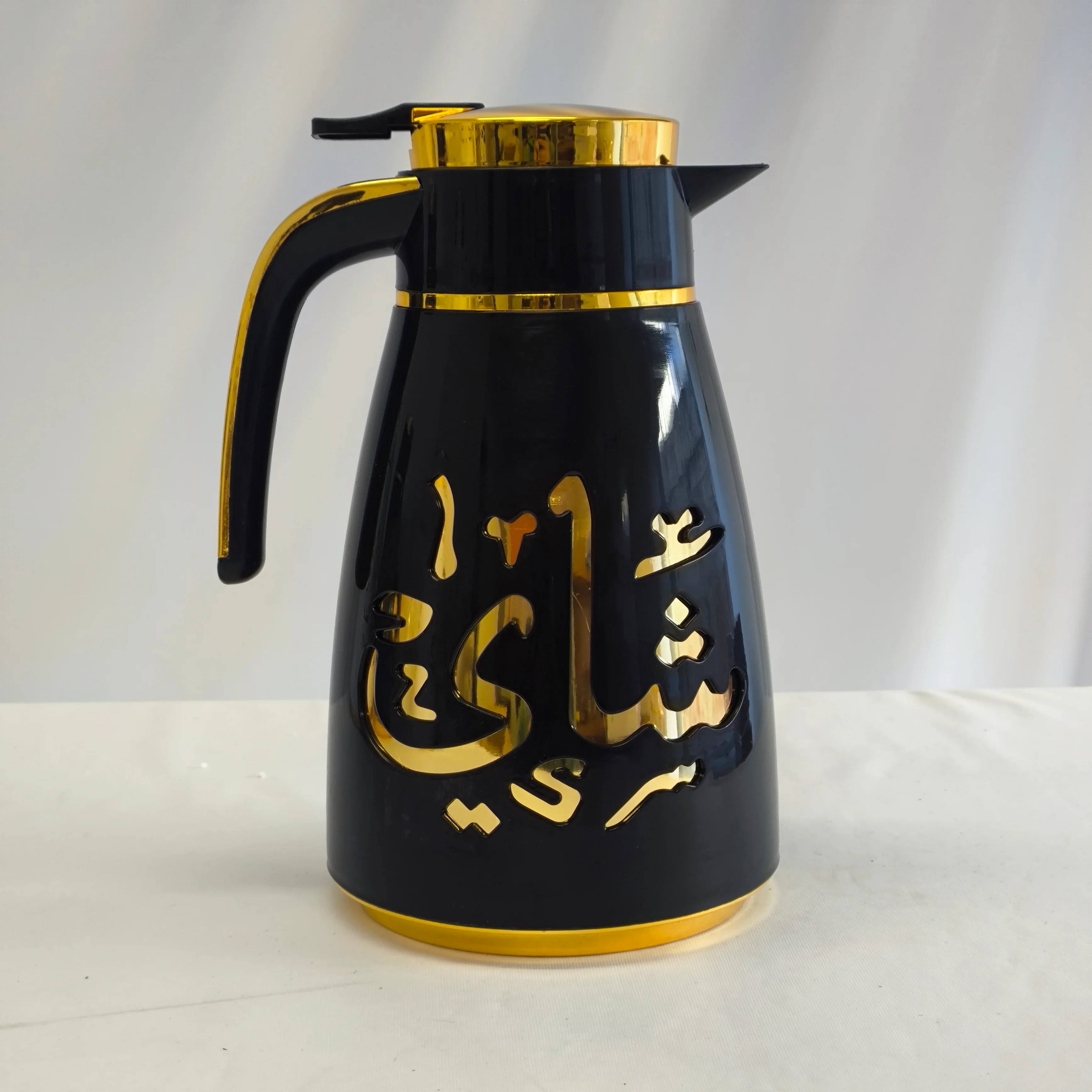 Termo Árabe de Lujo para Té y Café – Diseño Negro con Caligrafía Dorada (Máxima Conservación Térmica) - Image 2