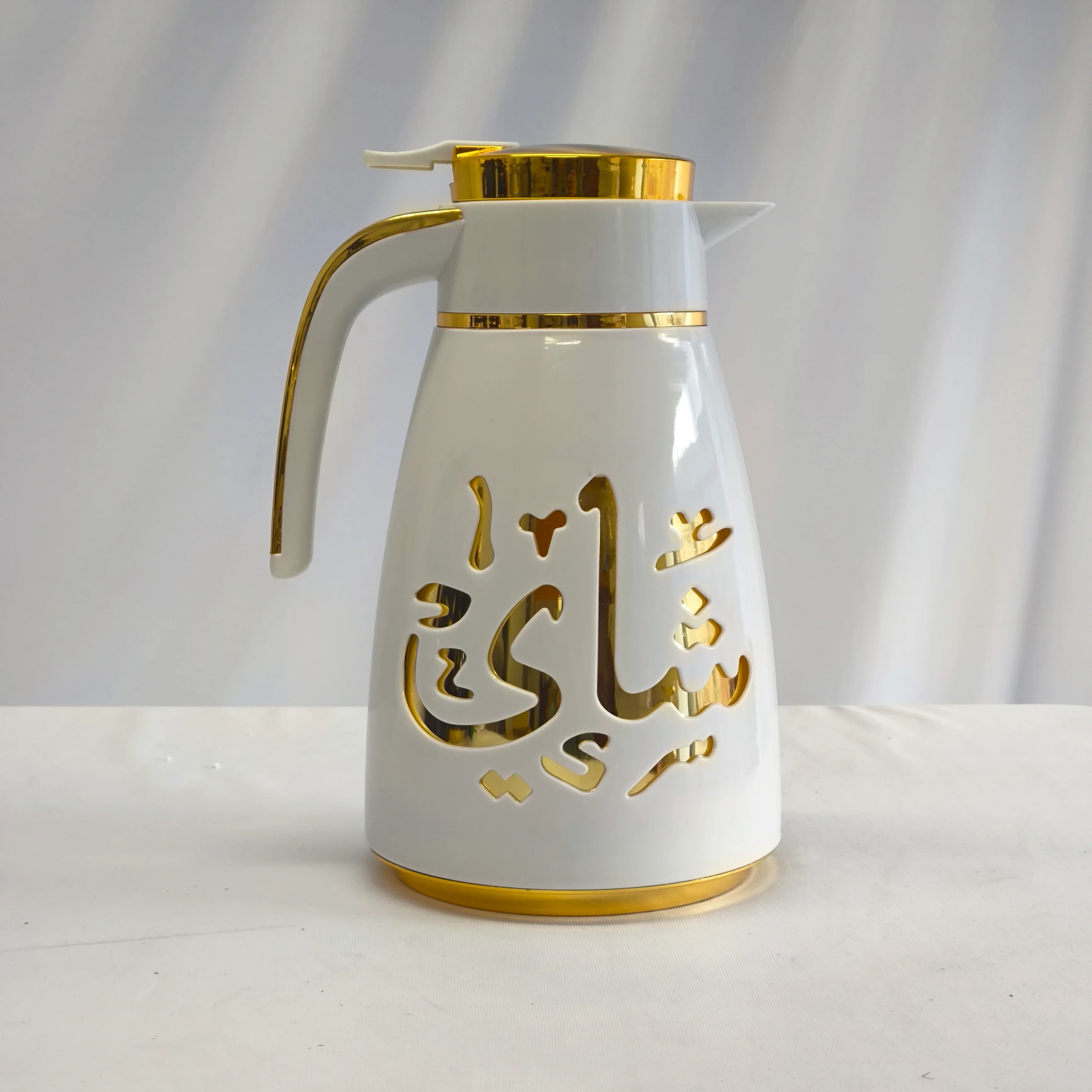 Termo Árabe de Lujo para Café y Té – Diseño Blanco con Detalles Dorados (Alta Conservación de Temperatura) - Image 2