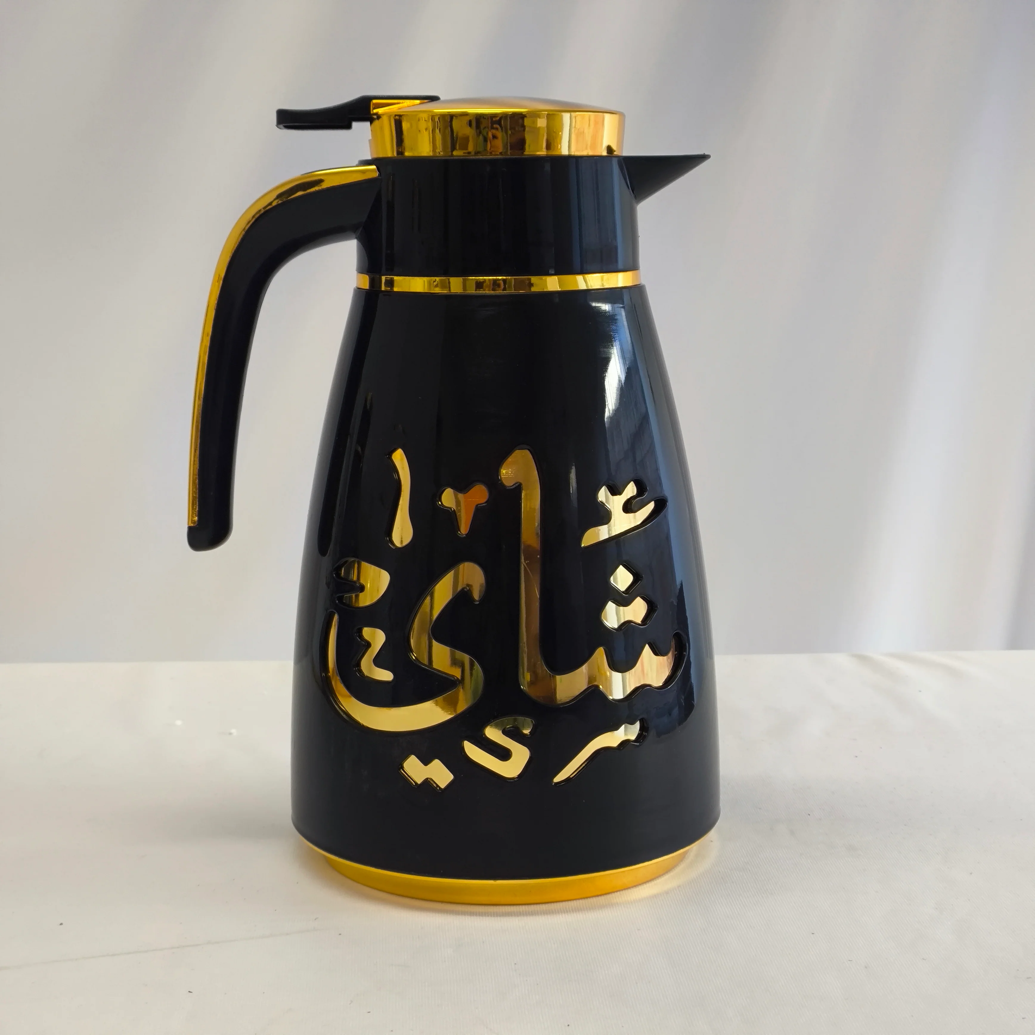 Termo Árabe de Lujo para Té y Café – Diseño Negro con Caligrafía Dorada (Máxima Conservación Térmica) - Image 3