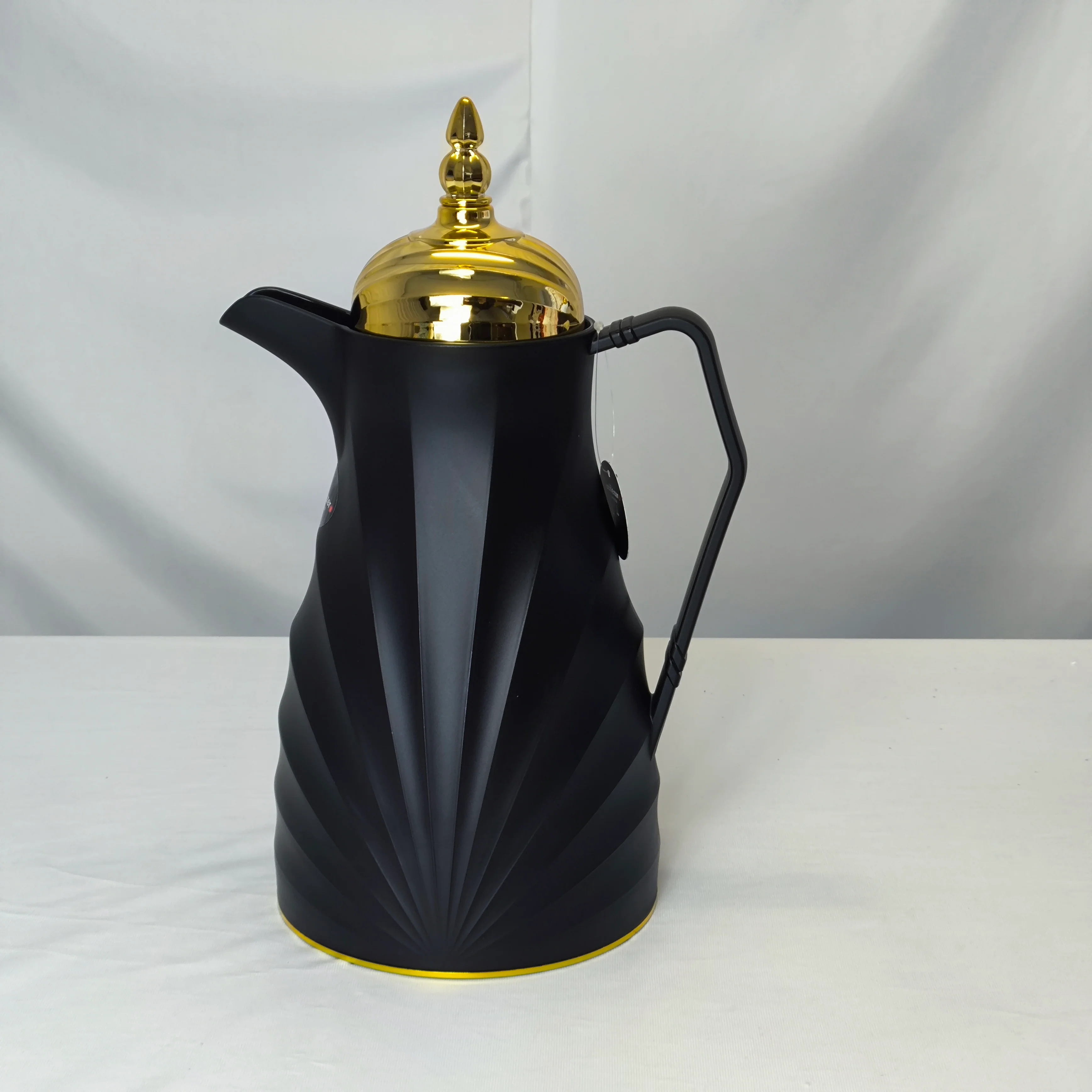 Juego de Jarras Térmicas de Diseño Premium – Negro Mate con Tapa Dorada Decorativa - Image 3