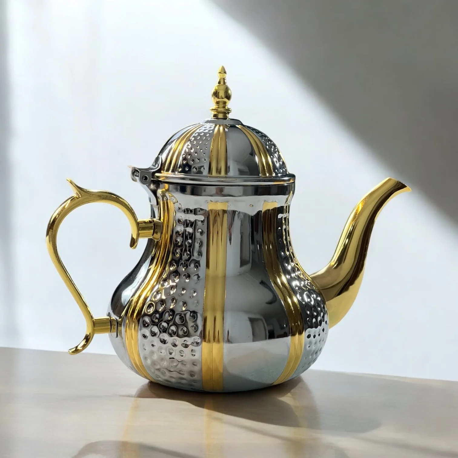 🫖 Tetera Árabe Clásica de Acero Inoxidable con Detalles Dorados – Elegancia y Tradición
